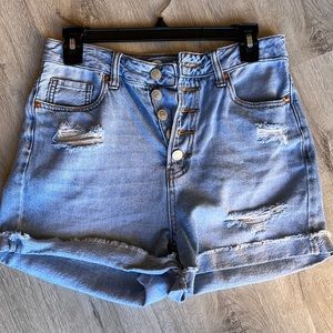 Jeans shorts. Smoke free home. Bought them and they didn’t fit me.
